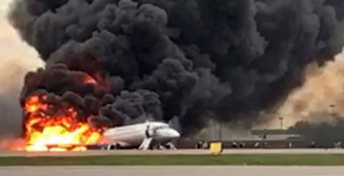 Rusya'da yolcu uçağı iniş yaparken alev aldı: 41 ölü, 37 yaralı