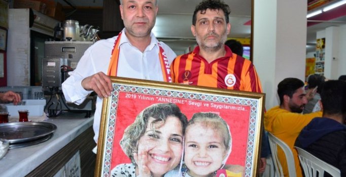 Öykü Arin'in annesini 'yılın annesi' seçtiler