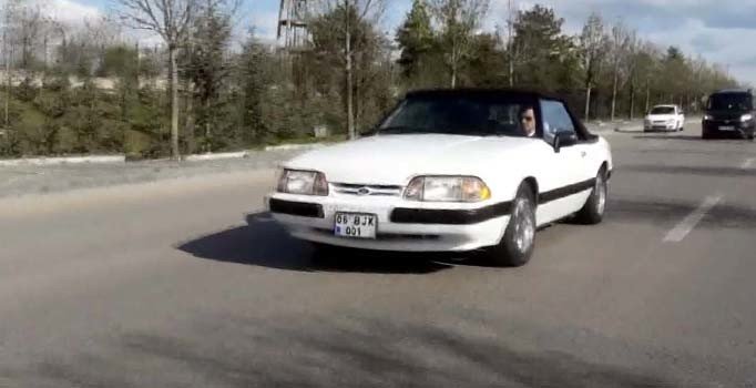 Bahçeli, Ankara caddelerinde klasik arabasıyla tur attı