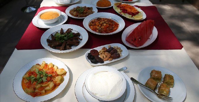 İftarda hızlı yemek kalp krizini tetikleyebilir