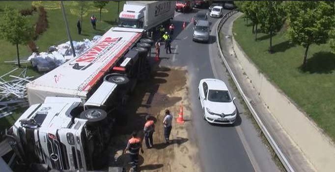 Otogar yolunda TIR devrildi