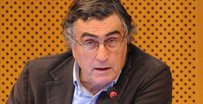 Gazeteci Hasan Cemal'in pasaportuna el konuldu