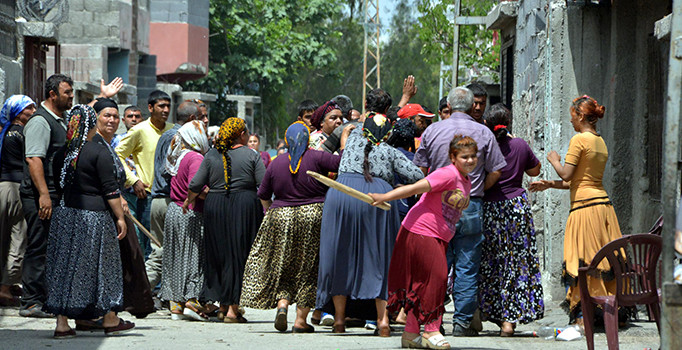 Adana'da Cono Aşireti mensupları birbirine girdi, sokak savaş alanına döndü