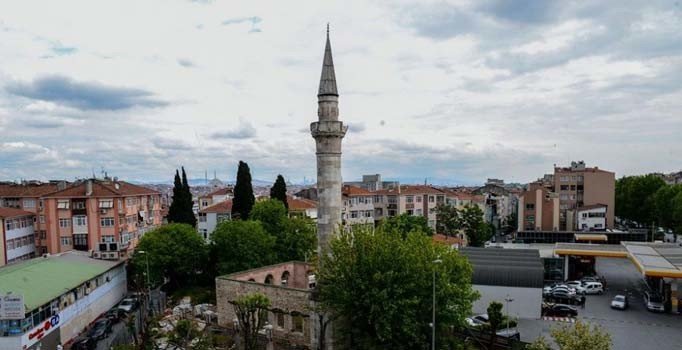 Defineciler tarihi camiyi talan etti