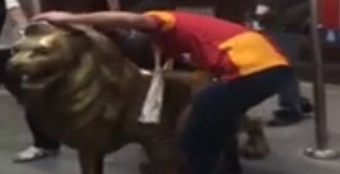G.Saray'ın aslan heykelini metrobüsle götürdüler
