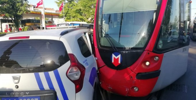 Fatih'te bir polis aracı ile tramvay çarpıştı