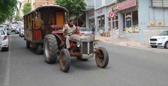 Fransız turist traktörüyle dünya turuna çıktı