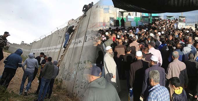 Mescid-i Aksa hasreti binlerce Filistinliyi yollara döktü