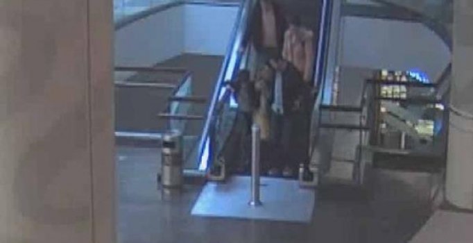 AVM'de 5 yaşındaki çocuğun parmakları koptu