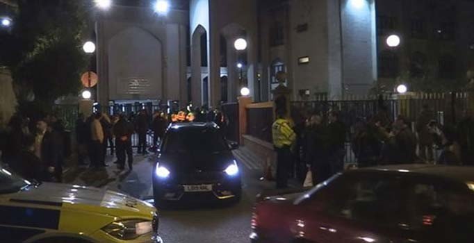 Londra'da alarm: Silahlı bir kişi camiye girmeye çalıştı