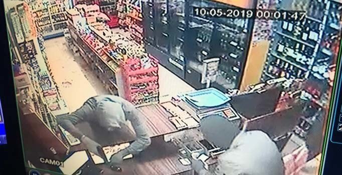 İzmir’de silahlı soygun anı kamerada