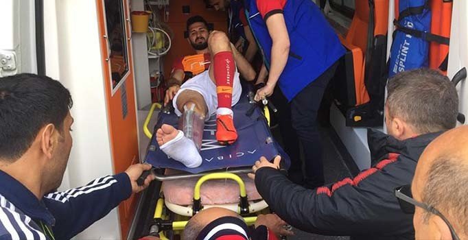 Emre Akbaba'nın ayağı kırıldı