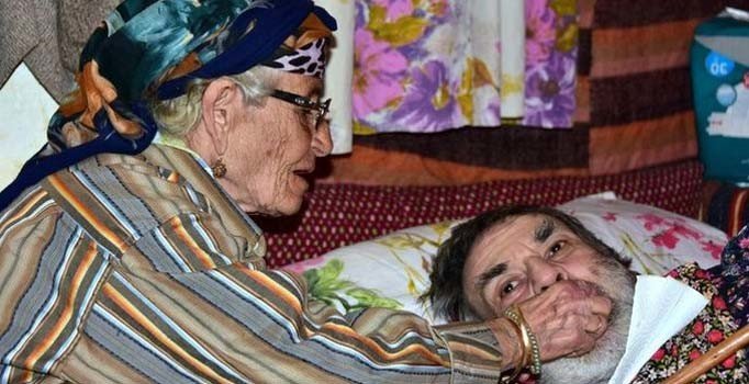 49 yıldır felçli oğluna gözü gibi bakan bir annenin fedakarlık hikayesi