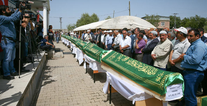 Teröristlerin bombalı saldırısında ölen köylüler toprağa verildi