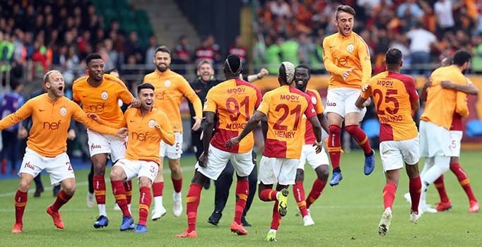 Aslan çifte kupa hesapları yapıyor