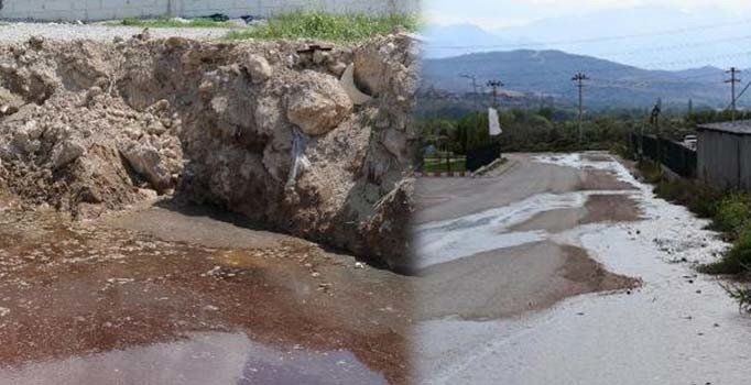 Depremden sonra oluşan yarıktan zehirli su akıyor