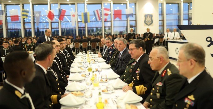 Bakan Akar ile komutanlar Deniz Harp Okulu öğrencileriyle iftar yaptı