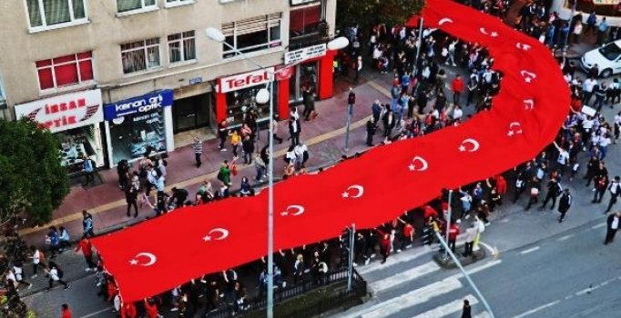 1919 metre Türk bayrağı ile şehir turu