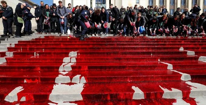 Paris'teki ünlü merdivenler sahte kan gölüne döndü