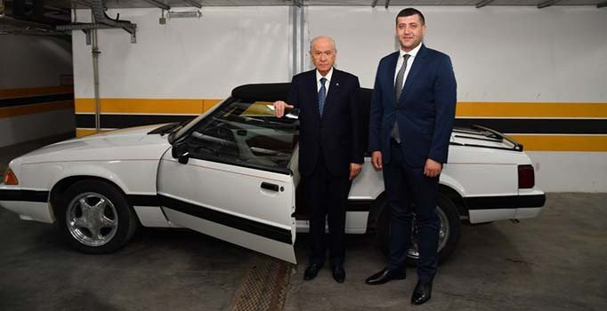 Bahçeli, 'Mustang' marka klasik otomobilini hediye etti