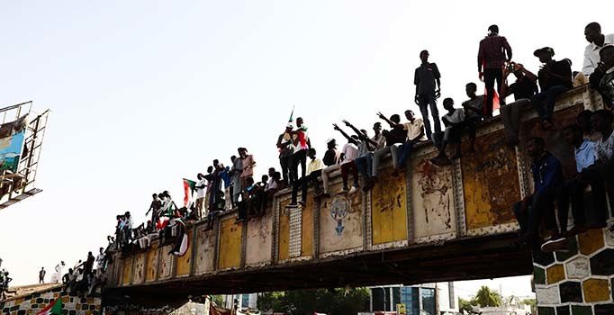 Sudan'da tansiyon yüksek! Göstericilere saldırıda kan aktı