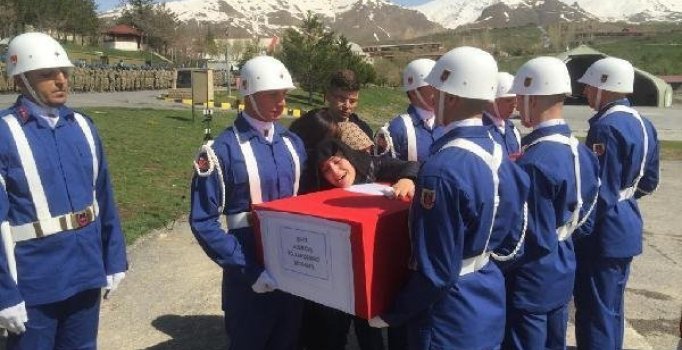Şehit Uzman Çavuş Volkan Demirci için Hakkari'de tören