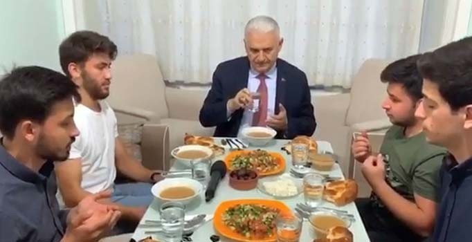 Binali Yıldırım, öğrencilerle birlikte iftar yaptı
