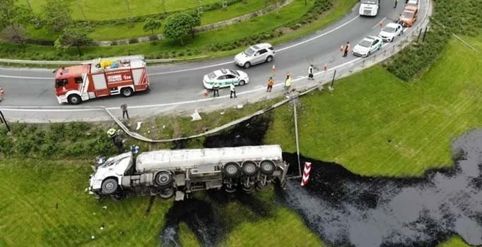 TEM'de zift dolu tanker devrildi