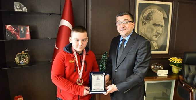 Başkan Öz’den başarılı güreşçiye ödül