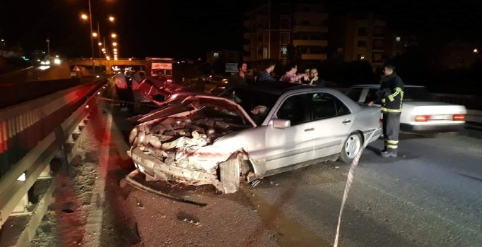 Kontrolden çıkan otomobil bariyerlere çarptı