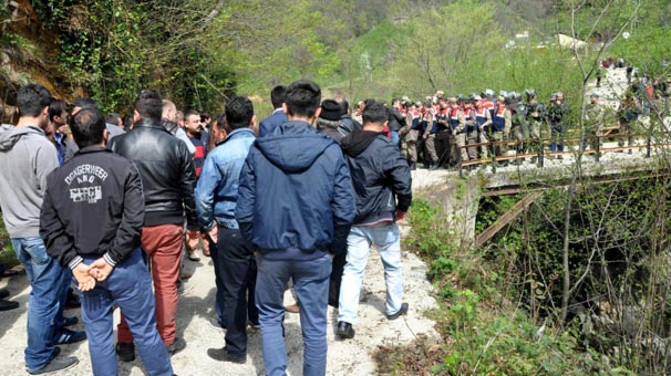 Giresun'da teröristin cenaze evini taşladılar