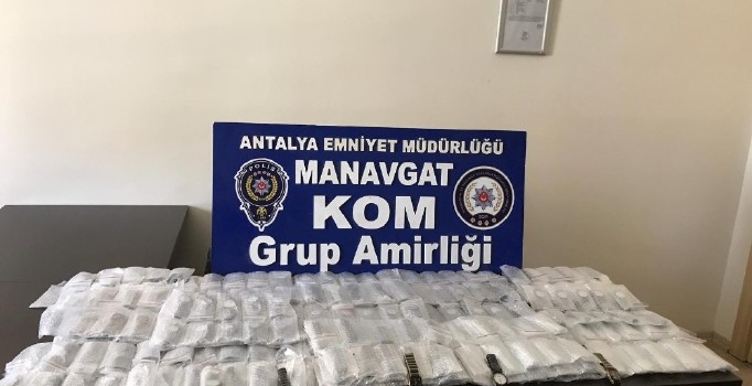 Manavgat’ta 304 kaçak kol saati ele geçirildi