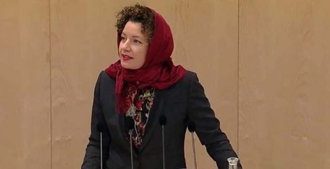 Avusturyalı vekil, başörtüsü yasağını Mecliste 'başörtüsü' takarak protesto etti