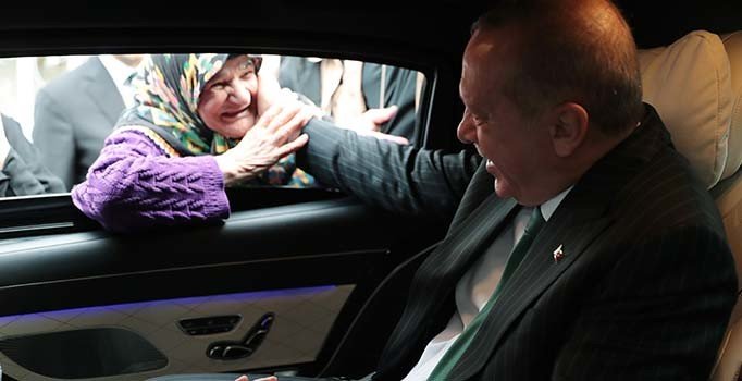 Cumhurbaşkanı Erdoğan ile yaşlı teyze arasında koyu sohbet
