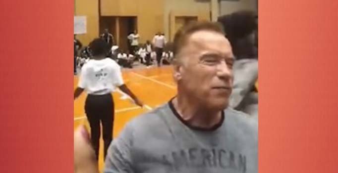 Arnold Schwarzenegger'e uçan tekmeli saldırı | Video