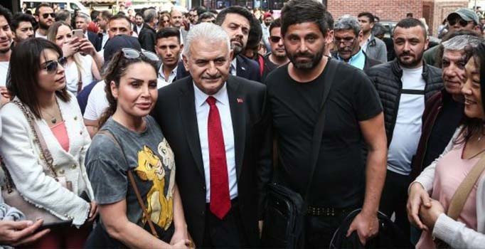 Binali Yıldırım Beşiktaş Çarşı'yı ziyaret etti 