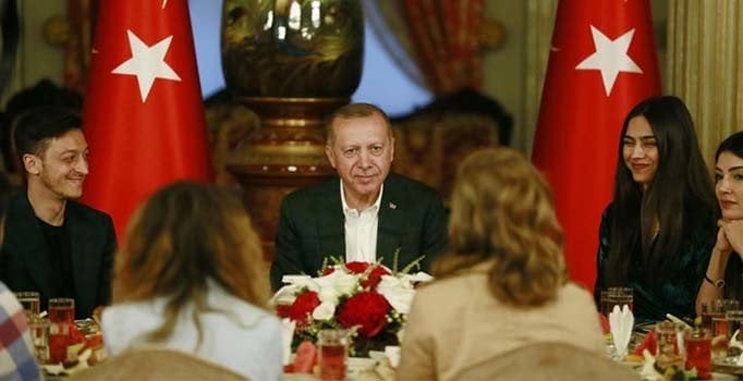 Cumhurbaşkanı Erdoğan&#39;ın iftar yemeğine Mesut Özil de katıldı