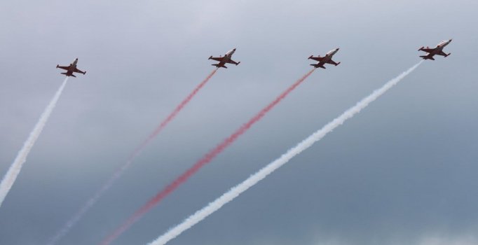 Solo Türk ve Türk Yıldızları'ndan nefes kesen gösteri