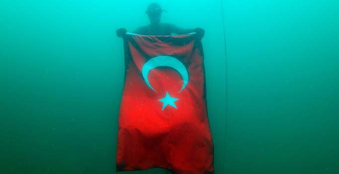 Tek nefeste 100 metreye daldı