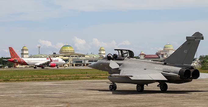 7 Fransız savaş uçağı Endonezya'ya acil iniş yaptı