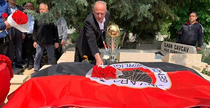 Kupa İlhan Cavcav'ın kabrinde