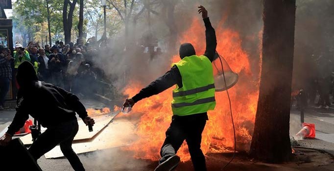 Fransa'da sarı yeleklilerin gösterileri devam ediyor