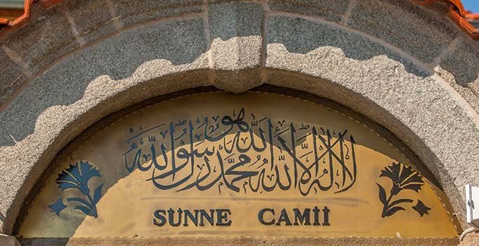 Makedonya'da camiye yumurtalı saldırı