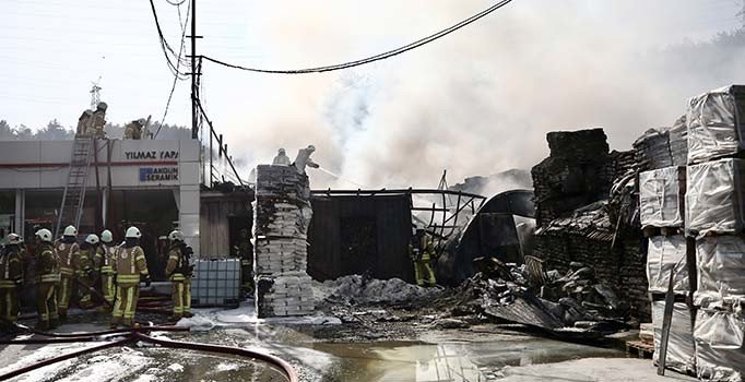 Sarıyer'de fabrika deposunda yangın