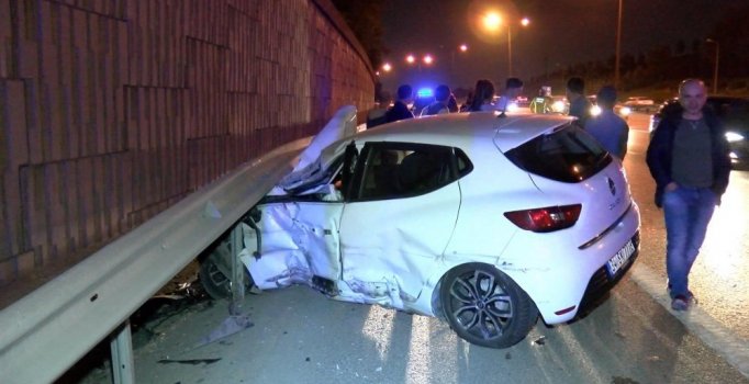 TEM'de makas atan otomobil bariyerlere saplandı