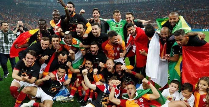 Galatasaray, krizler arasında çifte kupaya ulaştı