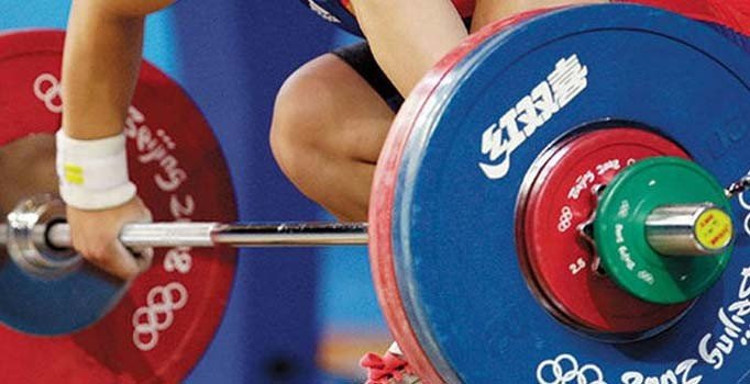 Rus halterci 250 kiloluk halteri kaldıramayınca bacakları kırıldı