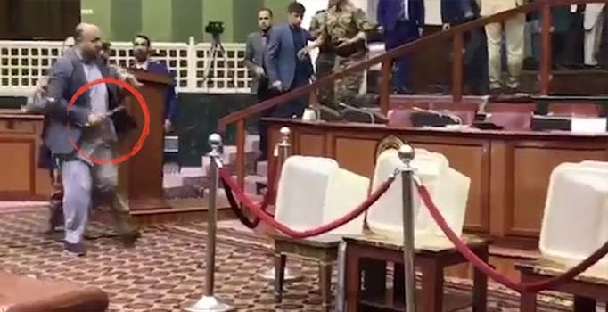 Afganistan meclisinde bıçaklı kavga