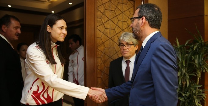 Bakan Kasapoğlu milli tekvandocuları ağırladı