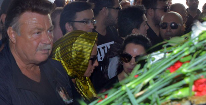 Nuri Alço, Oya Aydoğan'ın cenaze töreninde soyuldu